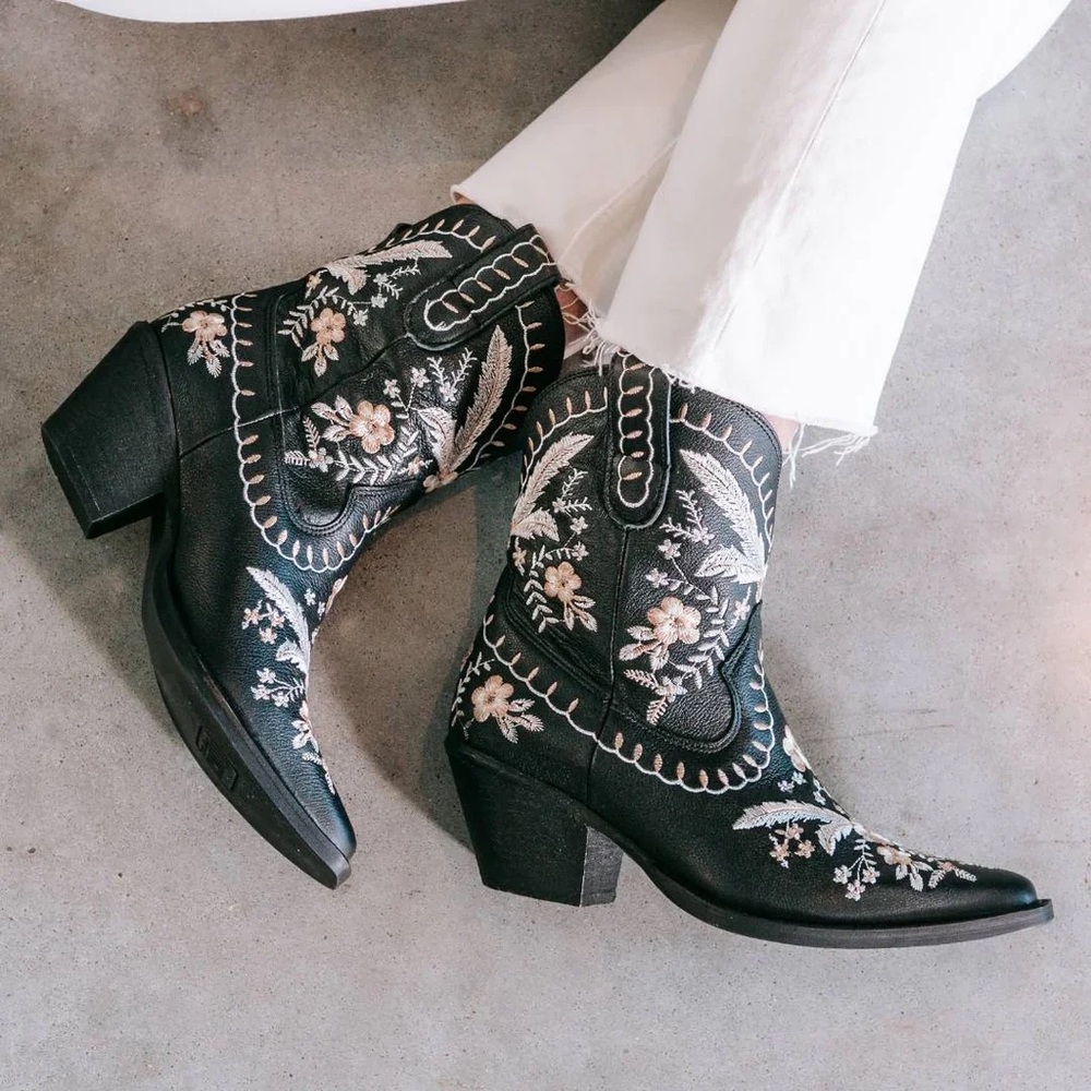 DINGO Prim Rose Black Boots